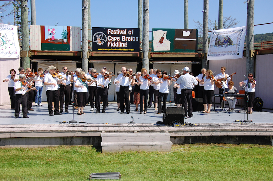 [dsc_5621.jpg] Cape Breton Fiddlers’ Association first group number directed by Eddie Rodgers and accompanied by Janet Cameron on keyboards