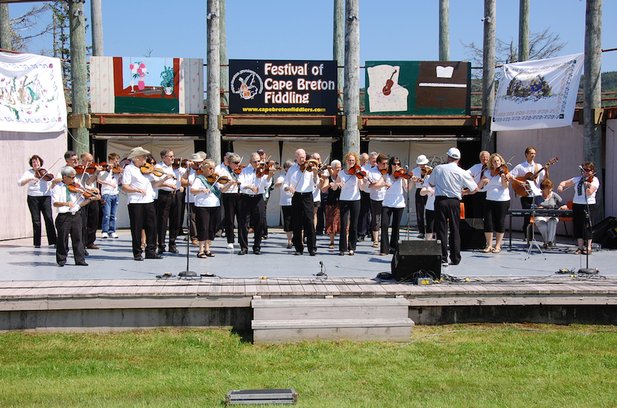 [dsc_5622.jpg] Cape Breton Fiddlers’ Association first group number directed by Eddie Rodgers and accompanied by Janet Cameron on keyboards