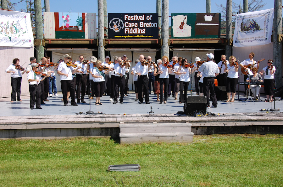 [dsc_5631.jpg] Cape Breton Fiddlers’ Association first group number directed by Eddie Rodgers and accompanied by Janet Cameron on keyboards