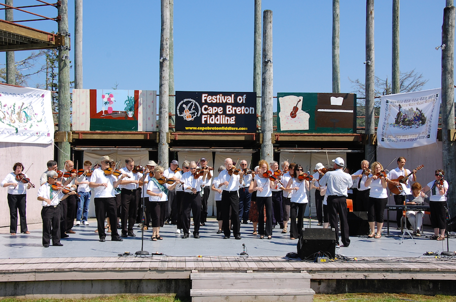 [dsc_5632.jpg] Cape Breton Fiddlers’ Association first group number directed by Eddie Rodgers and accompanied by Janet Cameron on keyboards