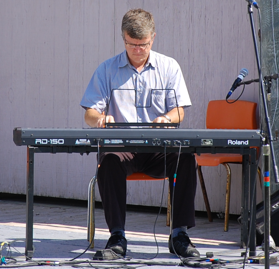 [dsc_5664.jpg] Lawrence Cameron on solo keyboards