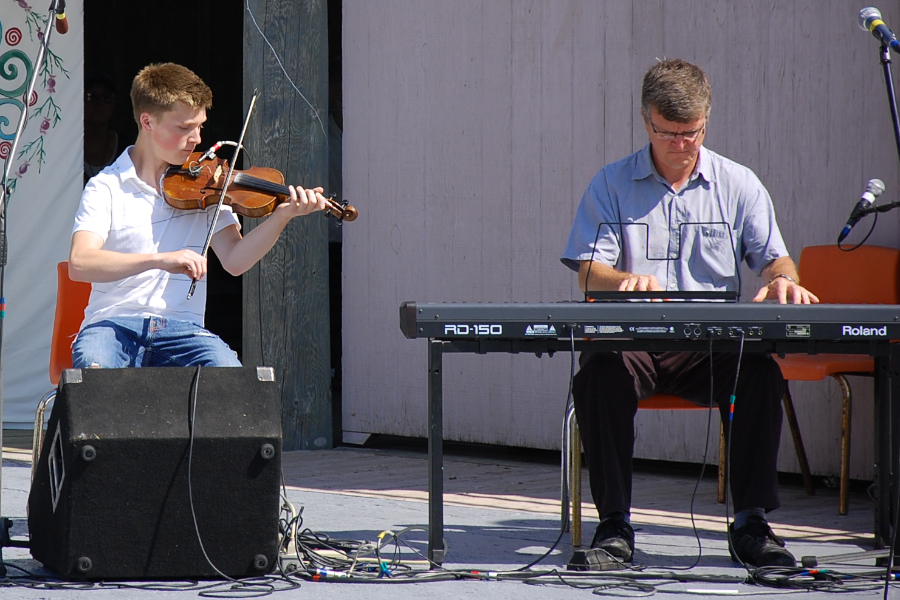 [dsc_5671.jpg] Douglas Cameron on fiddle accompanied by Lawrence Cameron on keyboards