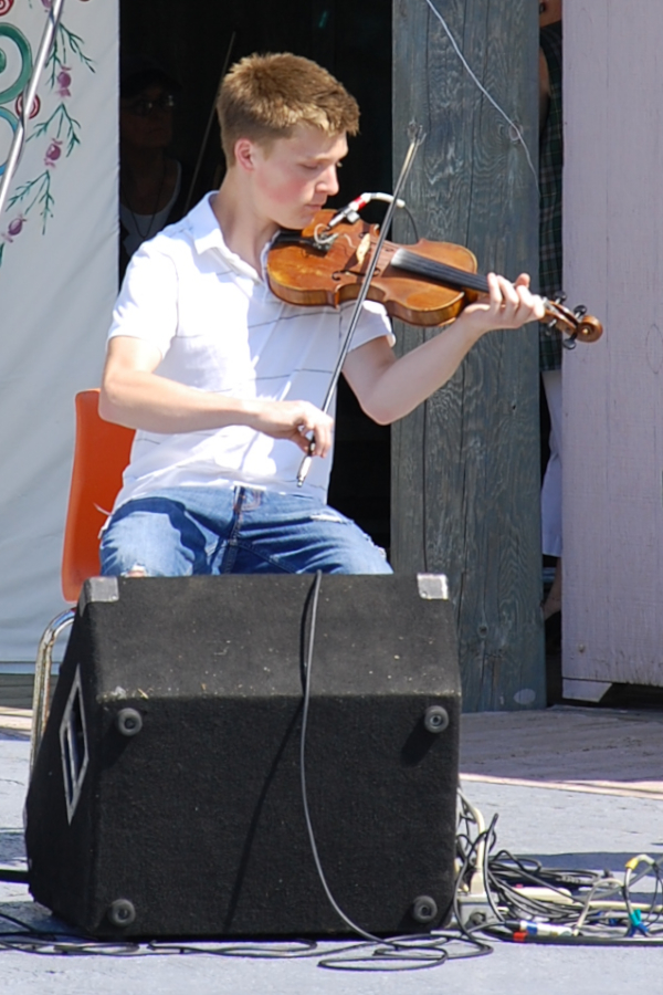 [dsc_5672.jpg] Douglas Cameron on fiddle