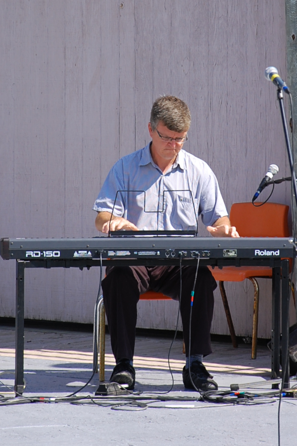 [dsc_5676.jpg] Lawrence Cameron on keyboards
