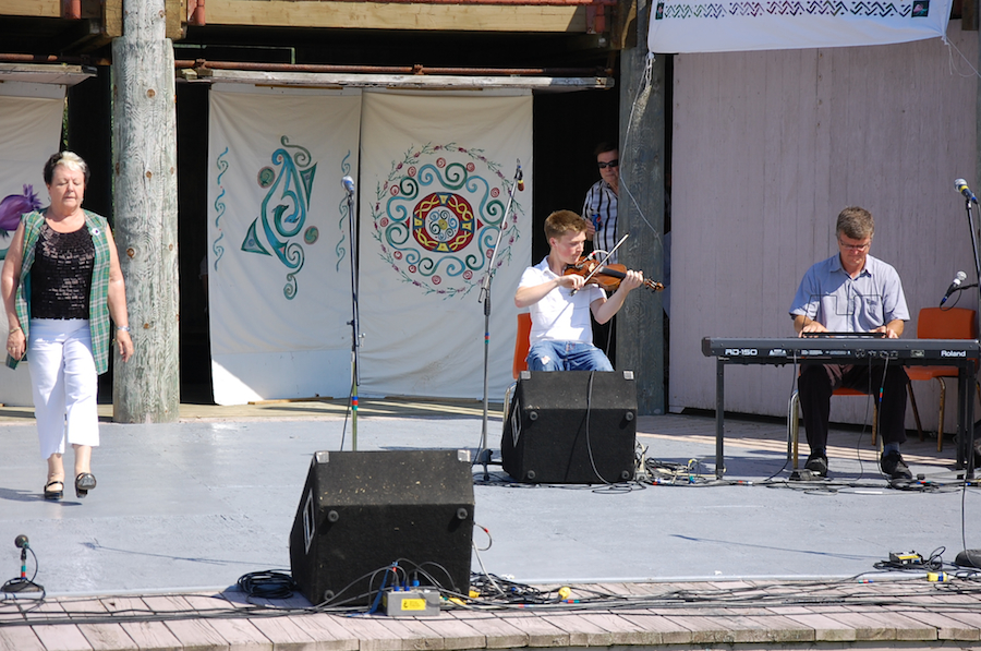 [dsc_5678.jpg] Kay Handrahan step-dancing to the music of Douglas Cameron on fiddle accompanied by Lawrence Cameron on keyboards