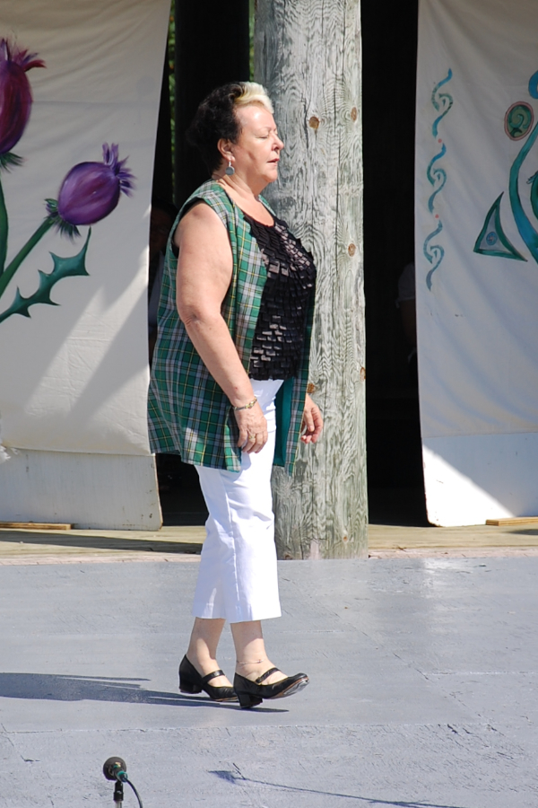 [dsc_5681.jpg] Kay Handrahan step-dancing