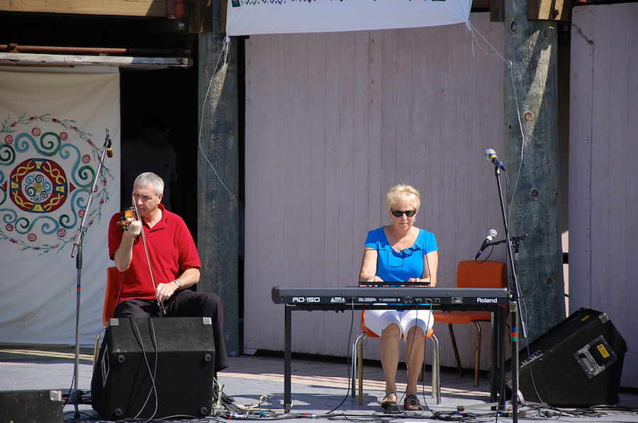 [dsc_5688.jpg] Kinnon Beaton on fiddle accompanied by Betty Lou Beaton on keyboards