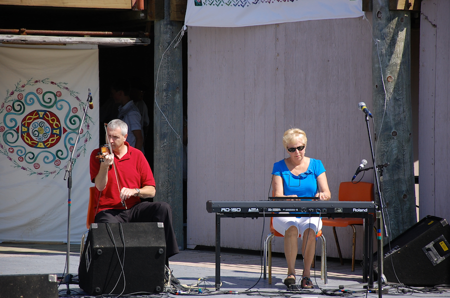 [dsc_5689.jpg] Kinnon Beaton on fiddle accompanied by Betty Lou Beaton on keyboards