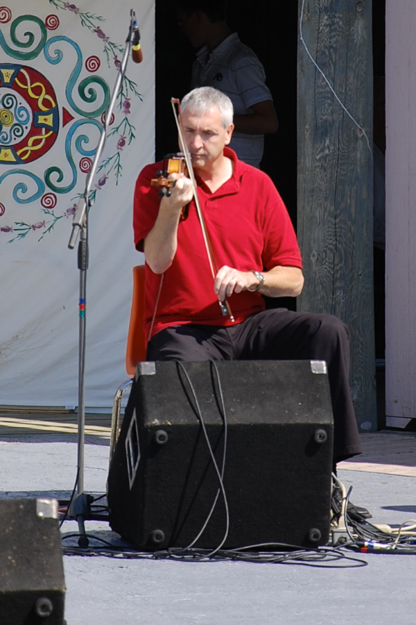 [dsc_5690.jpg] Kinnon Beaton on fiddle