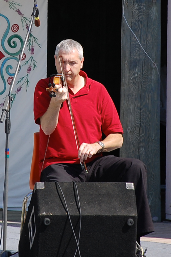 [dsc_5695.jpg] Kinnon Beaton on fiddle