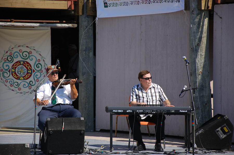 [dsc_5710.jpg] Donaldson MacLeod on fiddle accompanied by Doug MacPhee on keyboards