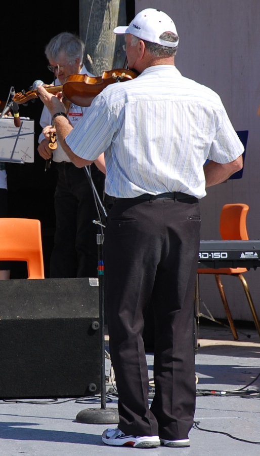 [dsc_5715a.jpg] Eddie Rodgers directing the Cape Breton Fiddlers’ Association