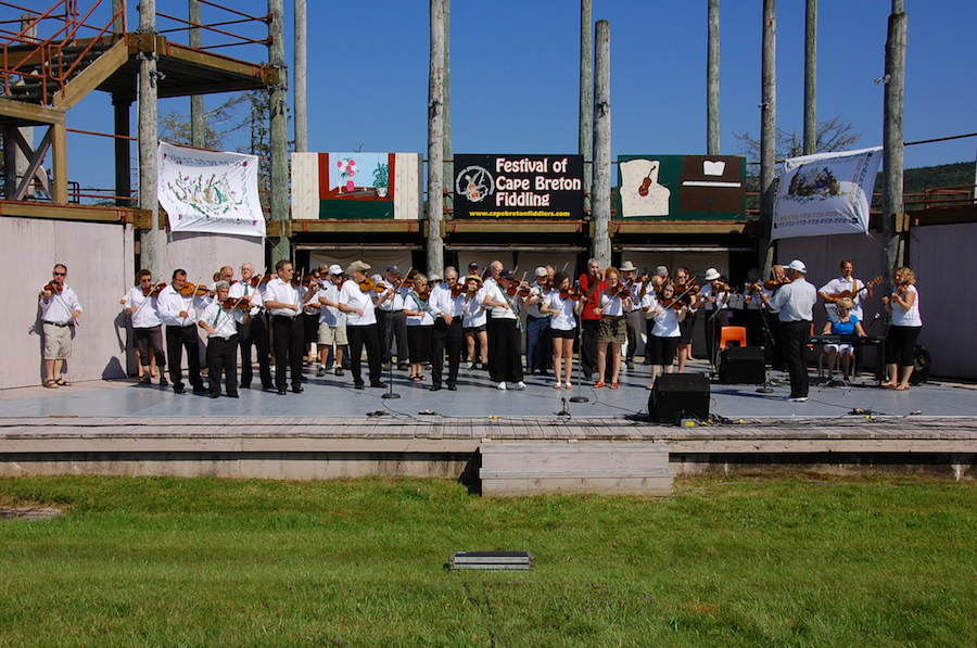 [dsc_5736.jpg] Cape Breton Fiddlers’ Association second group number directed by Eddie Rodgers and accompanied by Betty Lou Beaton on keyboards