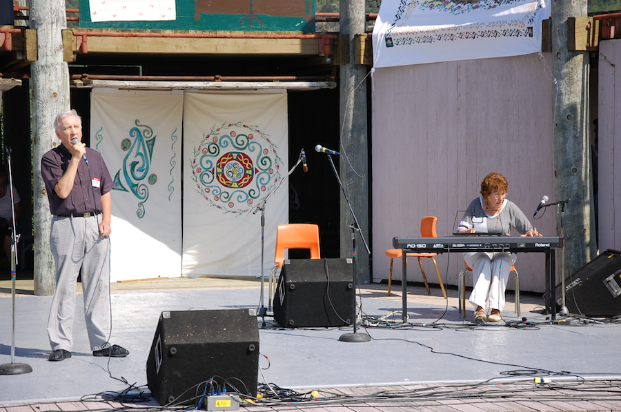 [dsc_5781.jpg] Fred MacCracken singing accompanied by Janet Cameron on keyboards
