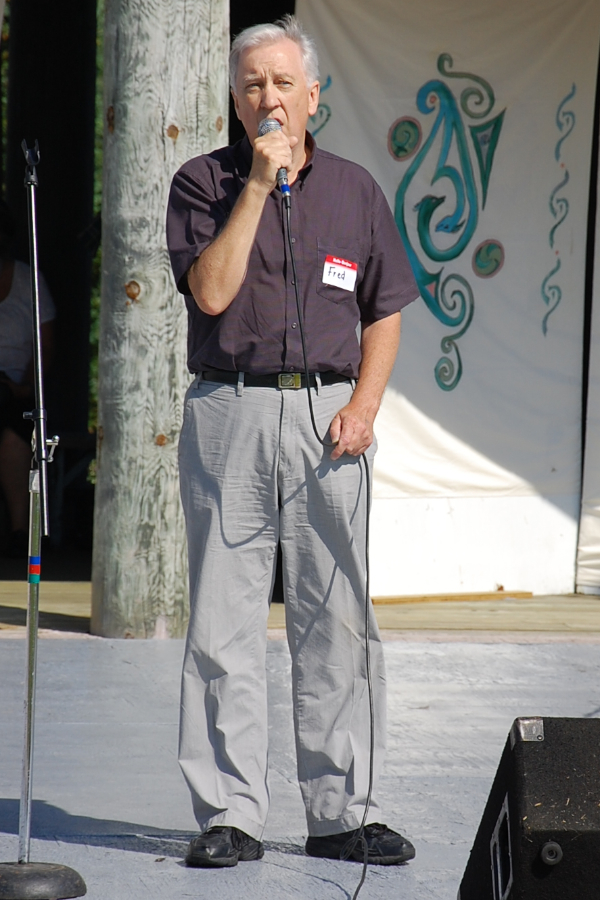 [dsc_5783.jpg] Fred MacCracken singing