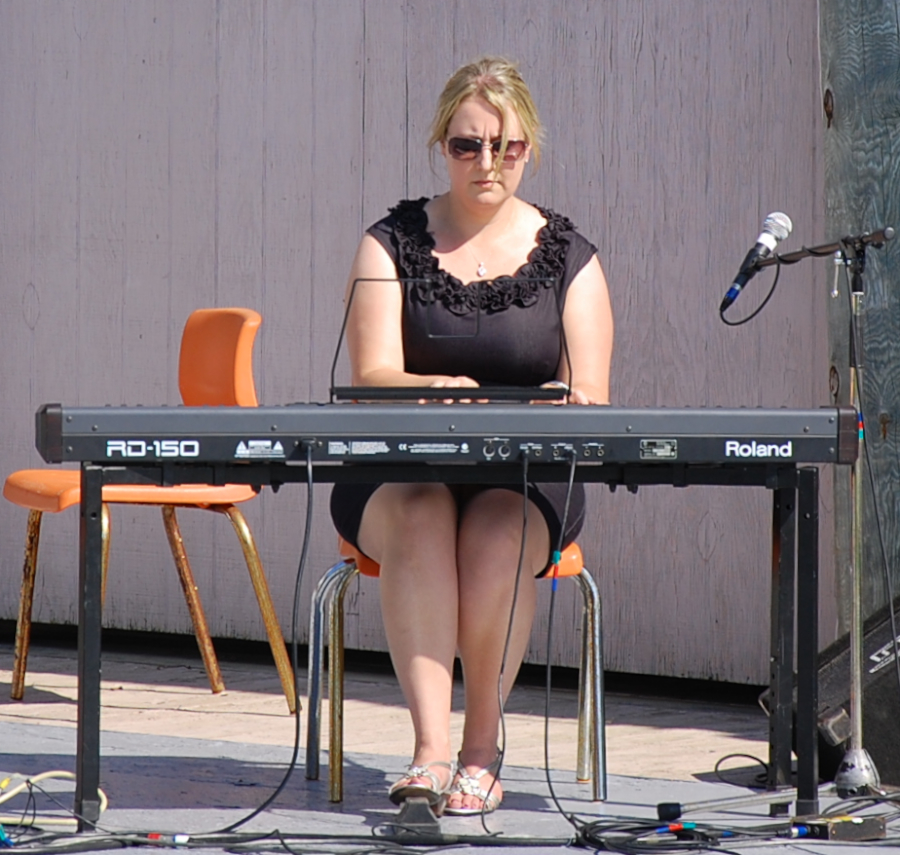 [dsc_5790.jpg] Susan MacLean on keyboards