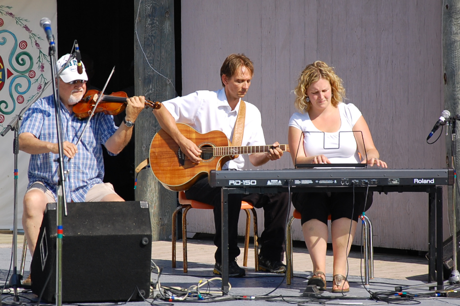 [dsc_5808.jpg] Mickey Davis on fiddle accompanied by Leanne Aucoin on keyboards and Jesse Lewis on guitar