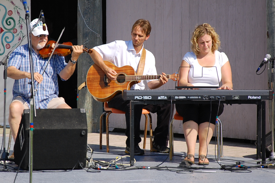 [dsc_5810.jpg] Mickey Davis on fiddle accompanied by Leanne Aucoin on keyboards and Jesse Lewis on guitar