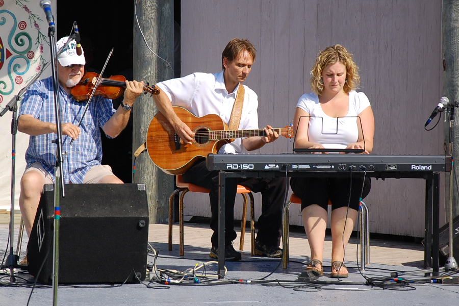 [dsc_5811.jpg] Mickey Davis on fiddle accompanied by Leanne Aucoin on keyboards and Jesse Lewis on guitar