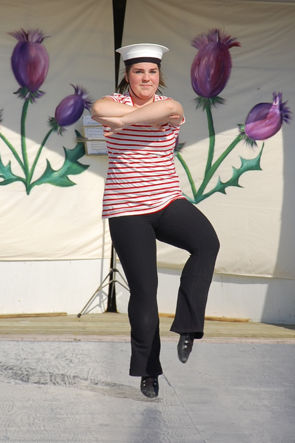 [dsc_5827.jpg] Danielle LeBlanc dancing a hornpipe