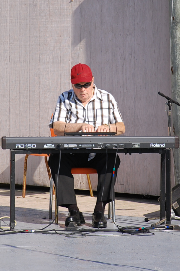 [dsc_5853.jpg] Doug MacPhee on keyboards