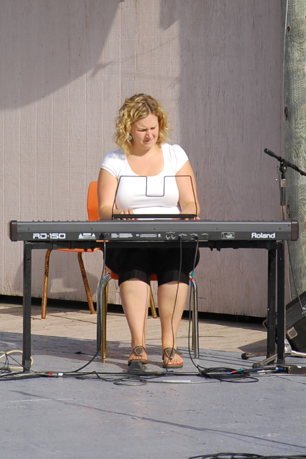 [dsc_5865.jpg] Leanne Aucoin on keyboards