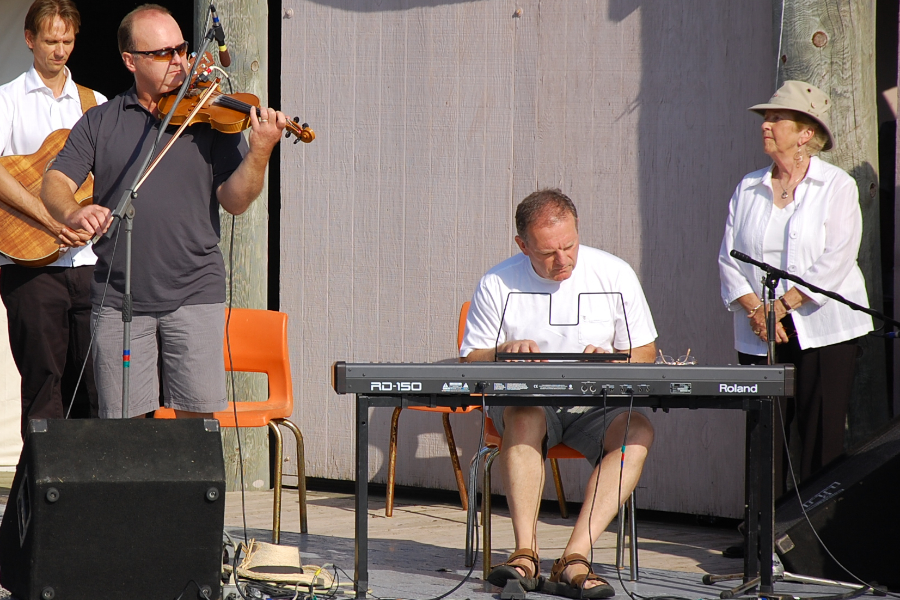 [dsc_5881.jpg] Kyle MacNeil plays the tribute selection on fiddle accompanied by Sheumas MacNeil on keyboards