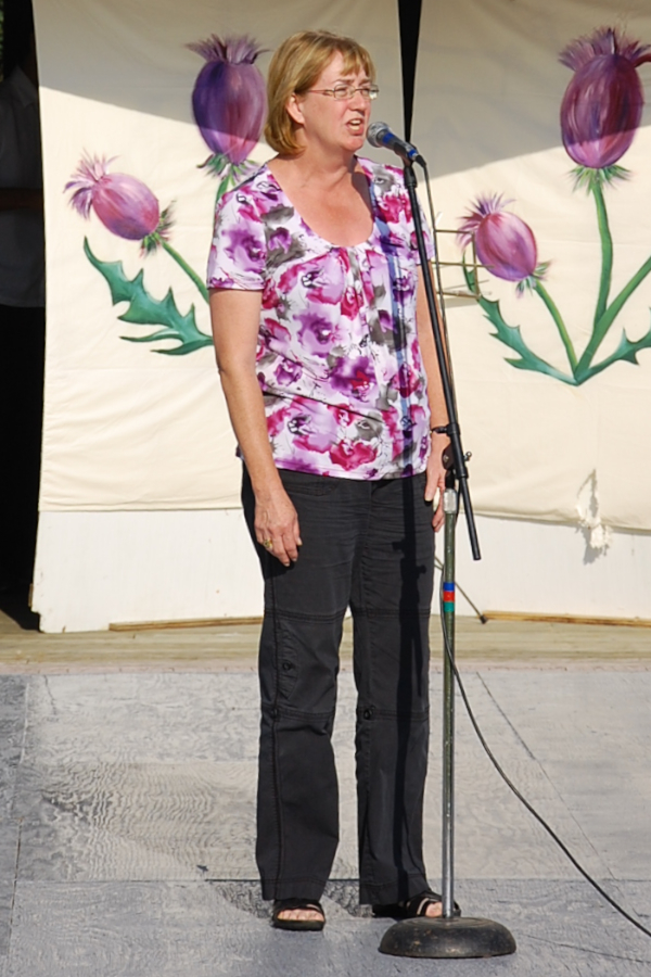[dsc_5949.jpg] Betty Lord singing