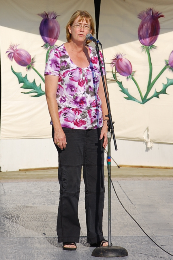 [dsc_5952.jpg] Betty Lord singing