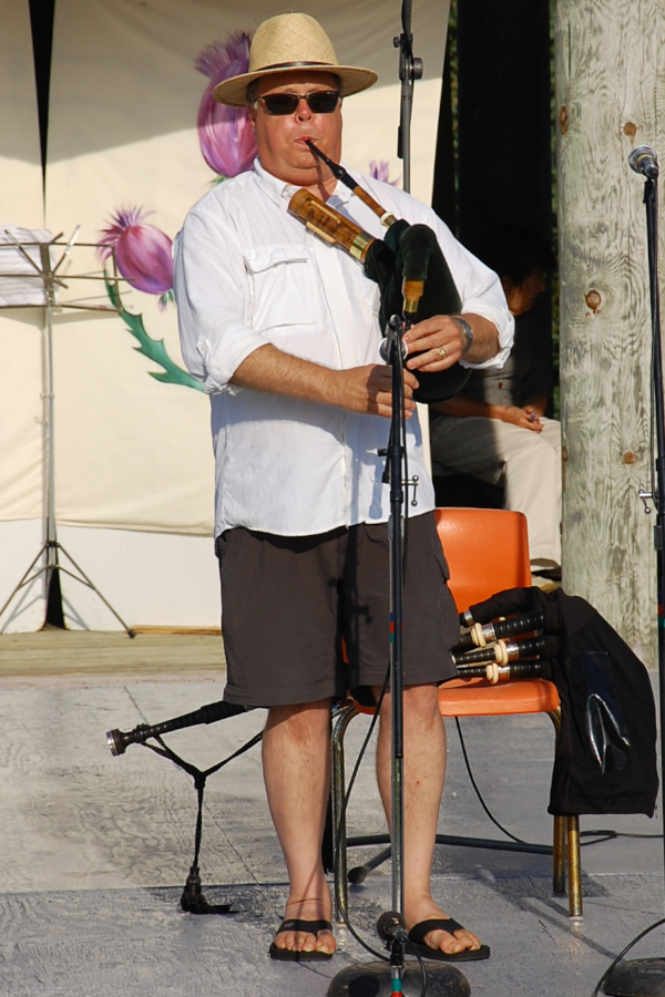 [dsc_5961.jpg] René Cusson on small pipes