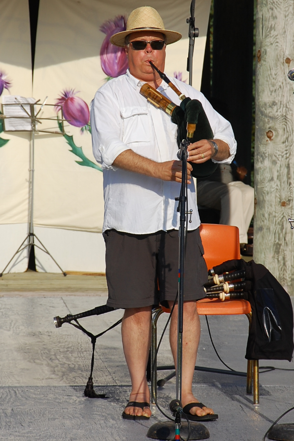 [dsc_5963.jpg] René Cusson on small pipes