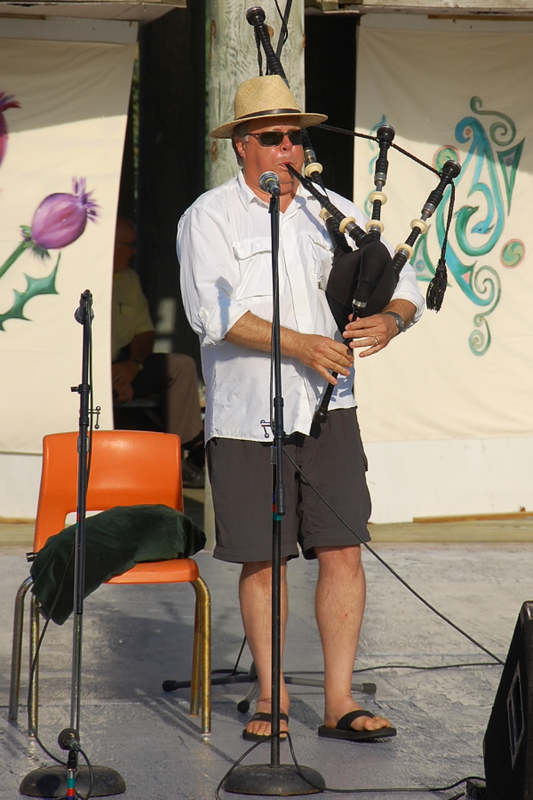 [dsc_5965.jpg] René Cusson on highland bagpipes