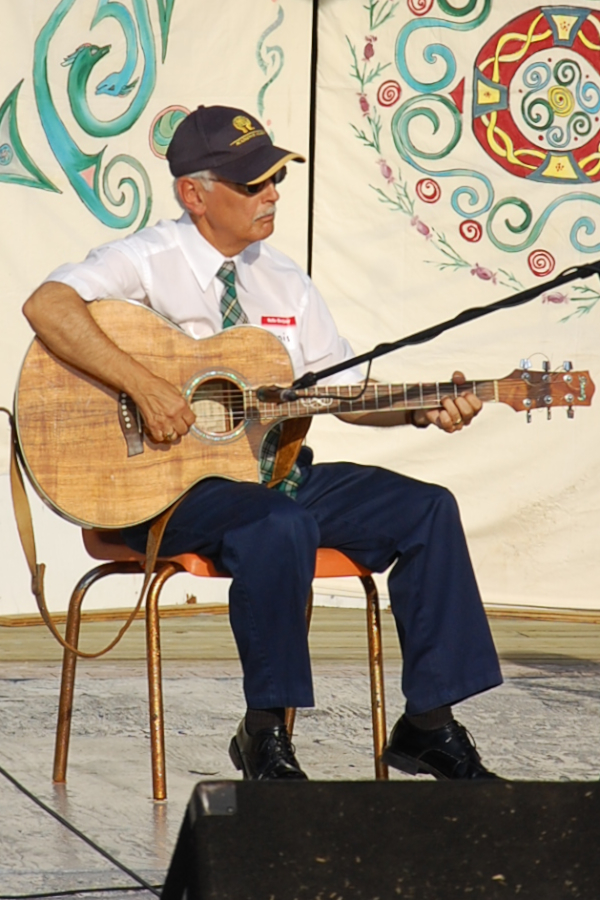 [dsc_5971.jpg] Denis Larade on guitar