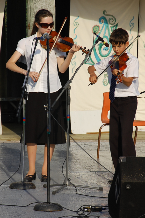 [dsc_5979.jpg] Claudine Broussard and Olivier Broussard on dual fiddles