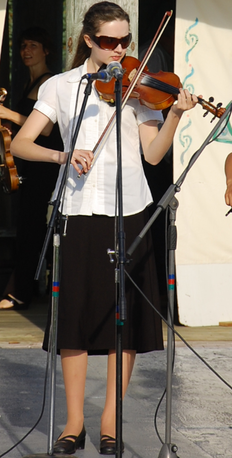 [dsc_5981a.jpg] Claudine Broussard on fiddle