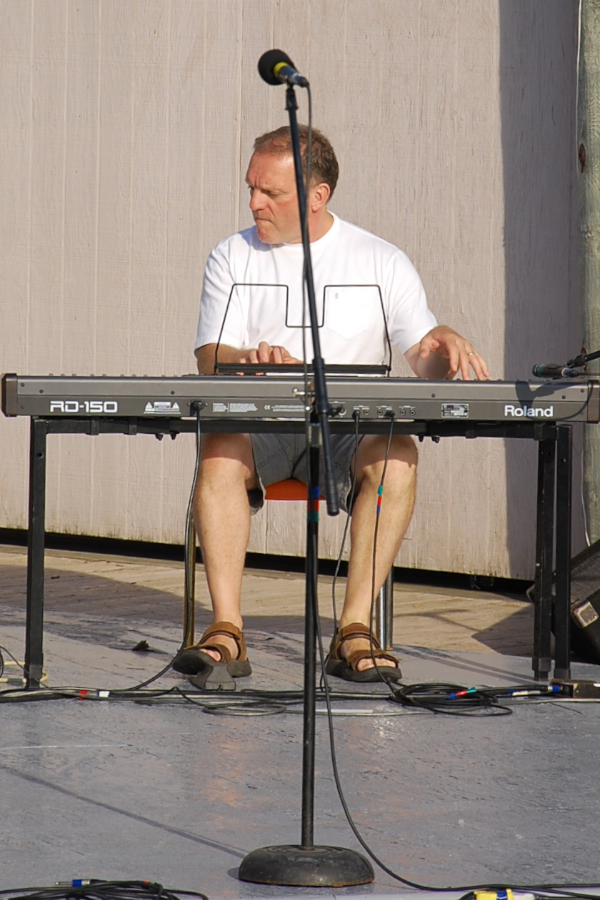 [dsc_5990.jpg] Sheumas MacNeil on keyboards