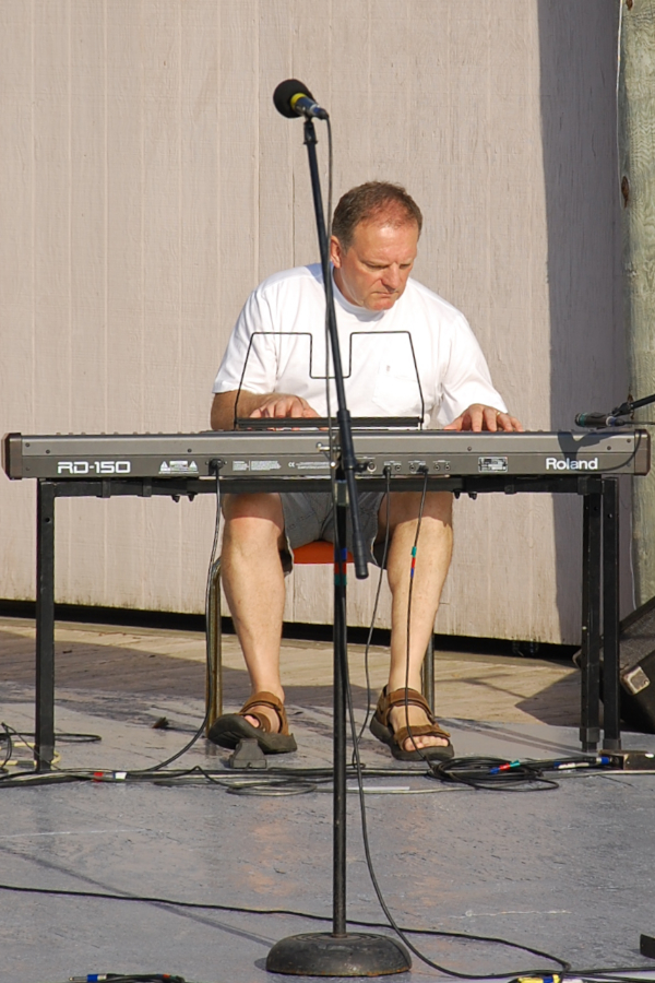 [dsc_6000.jpg] Sheumas MacNeil on keyboards