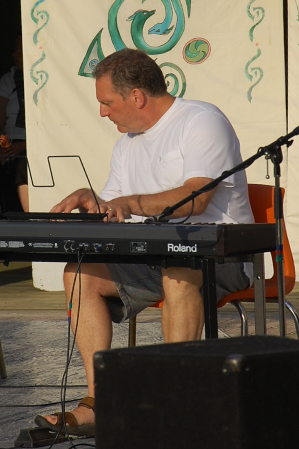[dsc_6012.jpg] Sheumas MacNeil on keyboards