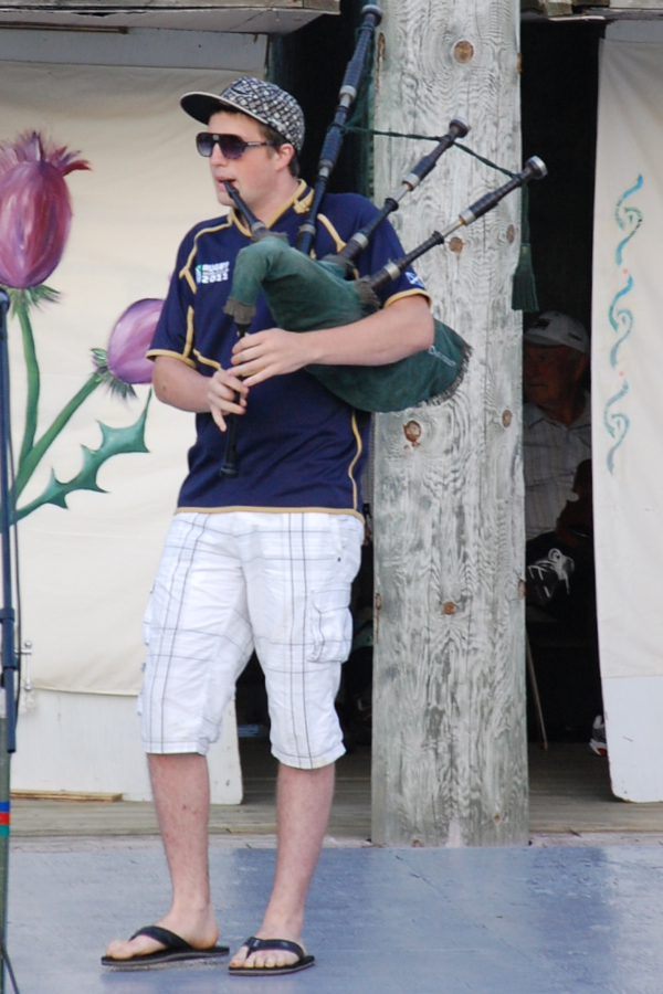 [dsc_6088.jpg] Leon Costello on highland bagpipes