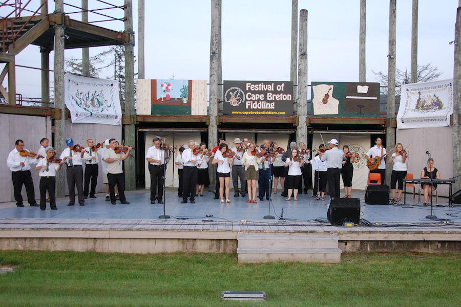 [dsc_6113.jpg] Cape Breton Fiddlers’ Association final group number directed by Eddie Rodgers and accompanied by Susan MacLean on keyboards