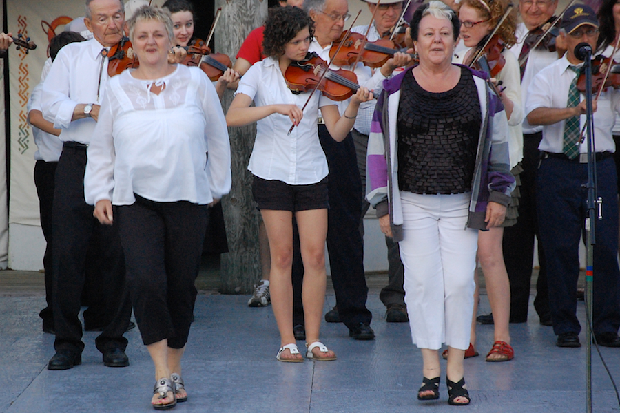 [dsc_6150.jpg] Betty Matheson and Kay Handrahan step-dance to the music of Cape Breton Fiddlers’ Association