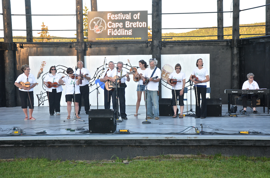 The Ottawa Cape Breton Session accompanied by Ellen Katic on keyboard during the song by Bill Cameron