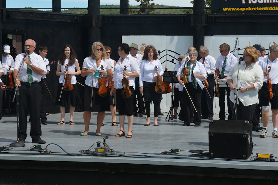 Bob MacEachern and Wendy Bergfeld, joint emcees, open the concert