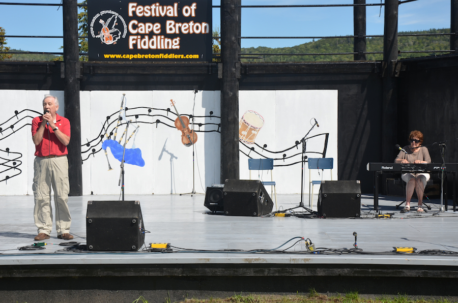 Fred MacCrackin singing Irish songs accompanied by Janet Cameron on keyboard