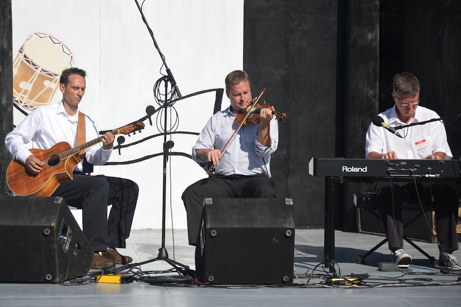 Rodney MacDonald on fiddle, accompanied by Lawrence Cameron on keyboard, and Jesse Lewis on guitar