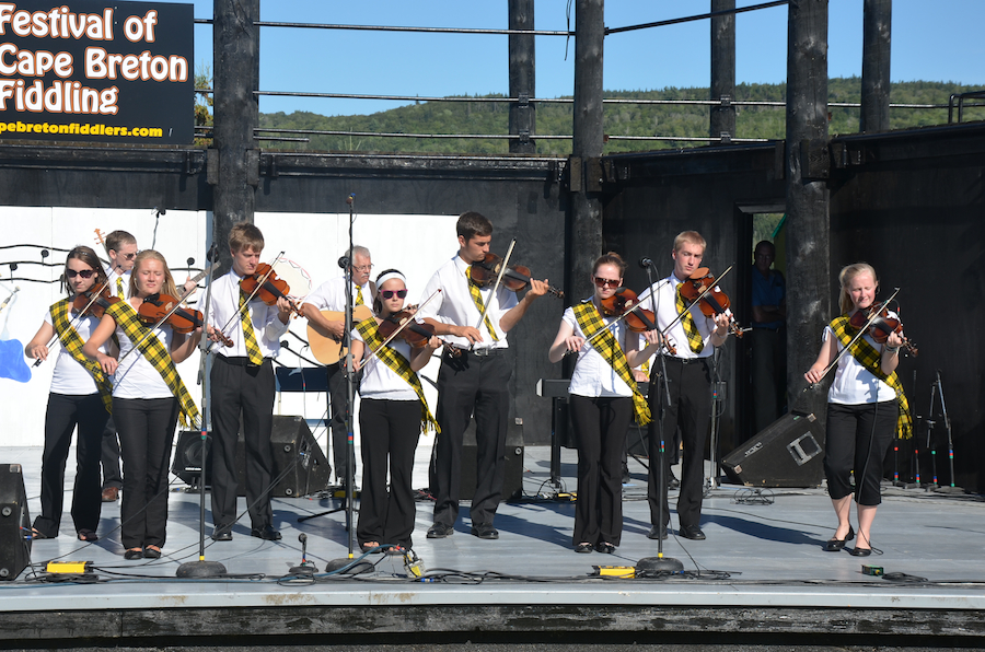 The MacLeod Fiddlers of Glengarry (Ontario) directed and accompanied by Ian MacLeod on keyboard