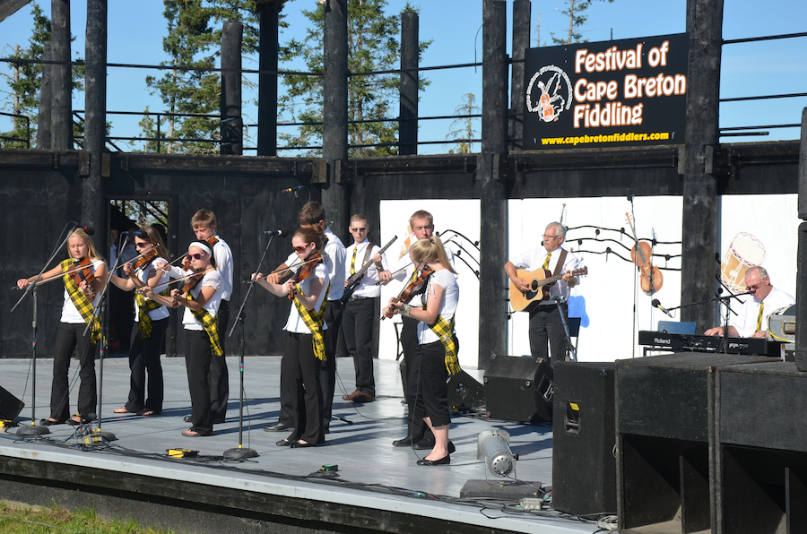 The MacLeod Fiddlers of Glengarry (Ontario) directed and accompanied by Ian MacLeod on keyboard