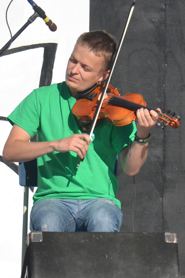 Kirill Raskolenko on fiddle