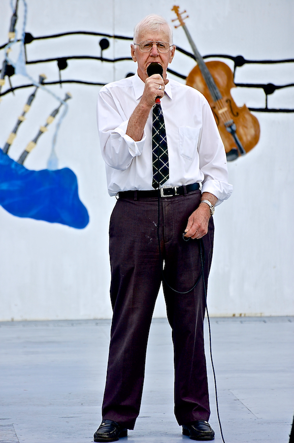 Joe MacNeil singing Waltzing Matilda
