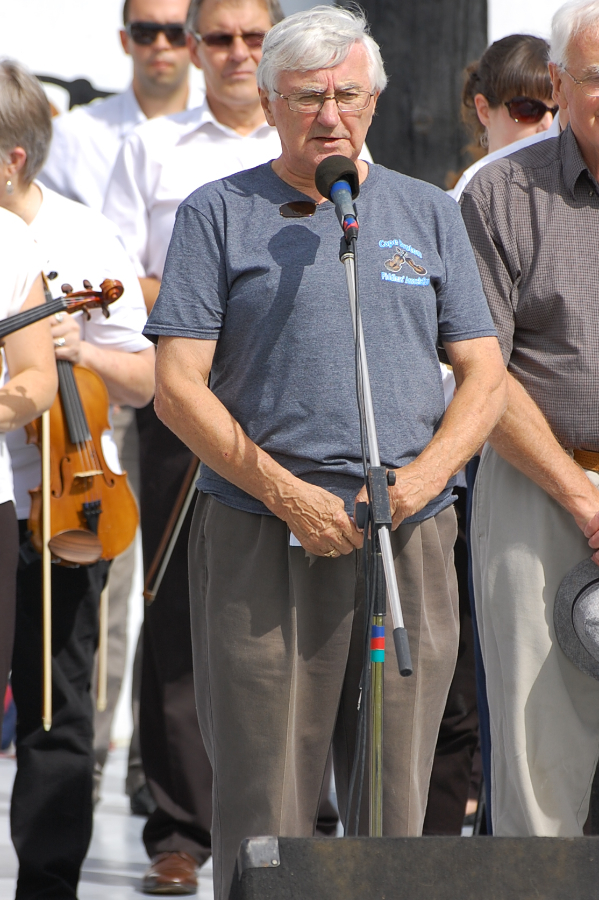 Frank MacInnis reads the list of deceased members